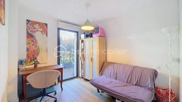 Bordeaux - Avenue Émile Counord

Rare sur le secteur ! Découvrez cet agréable appartement T3 de 63,11 m², situé en rez-de-chaussée au sein de la résidence Les Jardins de la Marjolaine, avec un véritable atout : une grande terrasse privative d'environ 35 m², aménagée en terrasse bois et donnant sur les espaces intérieurs de la résidence.

L'appartement propose une pièce de vie agréable avec séjour et cuisine ouverte équipée, offrant un espace convivial et fonctionnel.

L'espace nuit se compose de deux chambres, chacune bénéficiant d'un accès direct à la terrasse, ainsi que d'une salle de bains et d'un WC indépendant.

Un cellier/buanderie complète l'agencement.

Depuis le séjour comme depuis les chambres, les grandes baies vitrées permettent de profiter pleinement de la terrasse et de la lumière naturelle.

La terrasse, particulièrement spacieuse pour un appartement en ville, constitue un véritable prolongement de l'espace de vie : salon de jardin, coin repas, végétation… un extérieur rare qui permet de profiter pleinement des beaux jours.

Une place de parking couverte en sous-sol est également comprise dans la vente.

La résidence Les Jardins de la Marjolaine, construite en 2009, est une copropriété agréable avec espaces verts, ascenseur et fibre optique.

Un appartement particulièrement intéressant pour celles et ceux qui recherchent à Bordeaux un extérieur généreux sans renoncer aux commodités de la vie citadine.

Photos supplémentaires sur simple demande.
Hervé Beauquesne, un conseiller à votre disposition 7jours/7.
Contactez moi pour l'estimation de votre bien : l'avis de valeur est offert !