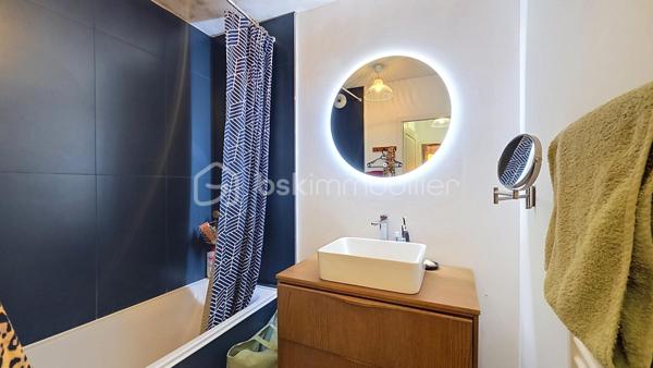 Bordeaux - Avenue Émile Counord

Rare sur le secteur ! Découvrez cet agréable appartement T3 de 63,11 m², situé en rez-de-chaussée au sein de la résidence Les Jardins de la Marjolaine, avec un véritable atout : une grande terrasse privative d'environ 35 m², aménagée en terrasse bois et donnant sur les espaces intérieurs de la résidence.

L'appartement propose une pièce de vie agréable avec séjour et cuisine ouverte équipée, offrant un espace convivial et fonctionnel.

L'espace nuit se compose de deux chambres, chacune bénéficiant d'un accès direct à la terrasse, ainsi que d'une salle de bains et d'un WC indépendant.

Un cellier/buanderie complète l'agencement.

Depuis le séjour comme depuis les chambres, les grandes baies vitrées permettent de profiter pleinement de la terrasse et de la lumière naturelle.

La terrasse, particulièrement spacieuse pour un appartement en ville, constitue un véritable prolongement de l'espace de vie : salon de jardin, coin repas, végétation… un extérieur rare qui permet de profiter pleinement des beaux jours.

Une place de parking couverte en sous-sol est également comprise dans la vente.

La résidence Les Jardins de la Marjolaine, construite en 2009, est une copropriété agréable avec espaces verts, ascenseur et fibre optique.

Un appartement particulièrement intéressant pour celles et ceux qui recherchent à Bordeaux un extérieur généreux sans renoncer aux commodités de la vie citadine.

Photos supplémentaires sur simple demande.
Hervé Beauquesne, un conseiller à votre disposition 7jours/7.
Contactez moi pour l'estimation de votre bien : l'avis de valeur est offert !