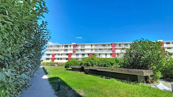 Bordeaux - Avenue Émile Counord

Rare sur le secteur ! Découvrez cet agréable appartement T3 de 63,11 m², situé en rez-de-chaussée au sein de la résidence Les Jardins de la Marjolaine, avec un véritable atout : une grande terrasse privative d'environ 35 m², aménagée en terrasse bois et donnant sur les espaces intérieurs de la résidence.

L'appartement propose une pièce de vie agréable avec séjour et cuisine ouverte équipée, offrant un espace convivial et fonctionnel.

L'espace nuit se compose de deux chambres, chacune bénéficiant d'un accès direct à la terrasse, ainsi que d'une salle de bains et d'un WC indépendant.

Un cellier/buanderie complète l'agencement.

Depuis le séjour comme depuis les chambres, les grandes baies vitrées permettent de profiter pleinement de la terrasse et de la lumière naturelle.

La terrasse, particulièrement spacieuse pour un appartement en ville, constitue un véritable prolongement de l'espace de vie : salon de jardin, coin repas, végétation… un extérieur rare qui permet de profiter pleinement des beaux jours.

Une place de parking couverte en sous-sol est également comprise dans la vente.

La résidence Les Jardins de la Marjolaine, construite en 2009, est une copropriété agréable avec espaces verts, ascenseur et fibre optique.

Un appartement particulièrement intéressant pour celles et ceux qui recherchent à Bordeaux un extérieur généreux sans renoncer aux commodités de la vie citadine.

Photos supplémentaires sur simple demande.
Hervé Beauquesne, un conseiller à votre disposition 7jours/7.
Contactez moi pour l'estimation de votre bien : l'avis de valeur est offert !