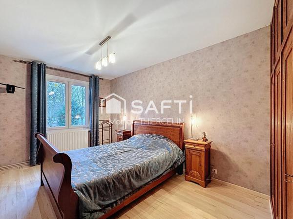 Maison de plain-pied avec 3 chambres et garage attenant