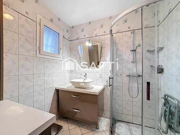 Maison de plain-pied avec 3 chambres et garage attenant