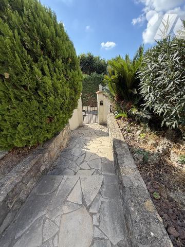 Vallauris maison de 140 m2 sur terrain de 1718 m2 en copropriété (570 m2 environ pour ce lot)