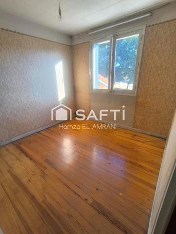 Jolie maison familiale, mitoyenne d'un côté avec un grand jardin