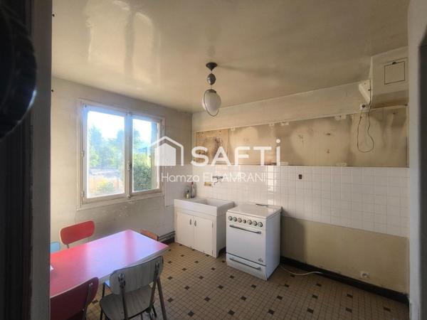 Jolie maison familiale, mitoyenne d'un côté avec un grand jardin