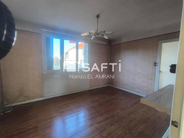 Jolie maison familiale, mitoyenne d'un côté avec un grand jardin