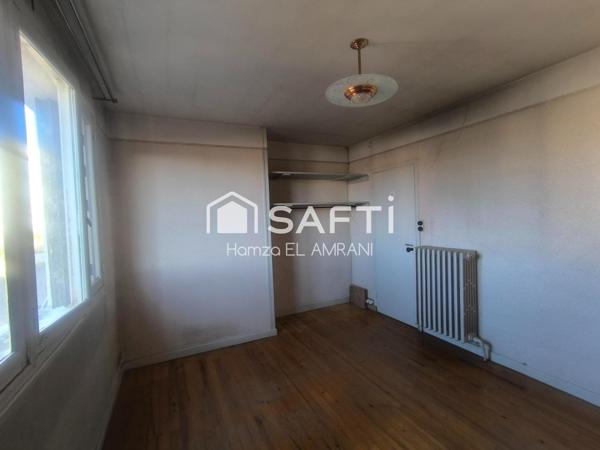 Jolie maison familiale, mitoyenne d'un côté avec un grand jardin