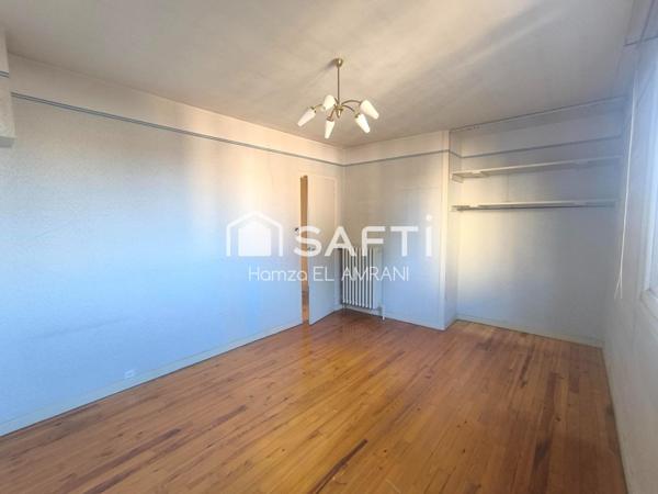 Jolie maison familiale, mitoyenne d'un côté avec un grand jardin