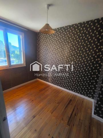 Jolie maison familiale, mitoyenne d'un côté avec un grand jardin