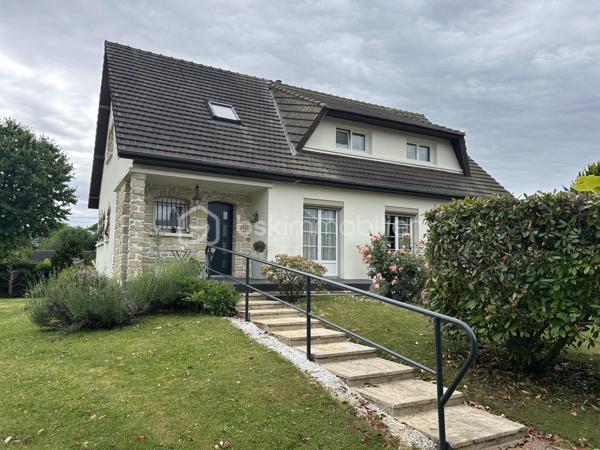 Plongez dans le charme de cette maison de 151 m² construite en 1970. Parfaitement située en cœur urbain, elle promet un mode de vie dynamique tout en conservant une intimité précieuse avec sa terrasse et ses parkings privés.

Cette maison de 7 pièces, bien entretenue, dispose d'une cave pratique. L'absence de travaux à prévoir vous permet de profiter immédiatement de ses espaces accueillants et bien conçus.

Sa localisation centrale vous permet un accès aisé aux commerces, services et écoles, enrichissant ainsi votre quotidien.