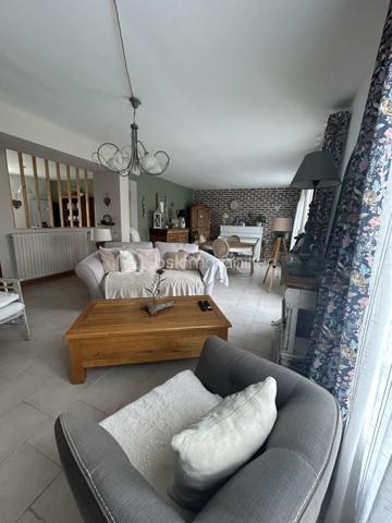 Plongez dans le charme de cette maison de 151 m² construite en 1970. Parfaitement située en cœur urbain, elle promet un mode de vie dynamique tout en conservant une intimité précieuse avec sa terrasse et ses parkings privés.

Cette maison de 7 pièces, bien entretenue, dispose d'une cave pratique. L'absence de travaux à prévoir vous permet de profiter immédiatement de ses espaces accueillants et bien conçus.

Sa localisation centrale vous permet un accès aisé aux commerces, services et écoles, enrichissant ainsi votre quotidien.