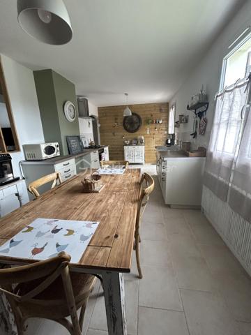 Plongez dans le charme de cette maison de 151 m² construite en 1970. Parfaitement située en cœur urbain, elle promet un mode de vie dynamique tout en conservant une intimité précieuse avec sa terrasse et ses parkings privés.

Cette maison de 7 pièces, bien entretenue, dispose d'une cave pratique. L'absence de travaux à prévoir vous permet de profiter immédiatement de ses espaces accueillants et bien conçus.

Sa localisation centrale vous permet un accès aisé aux commerces, services et écoles, enrichissant ainsi votre quotidien.