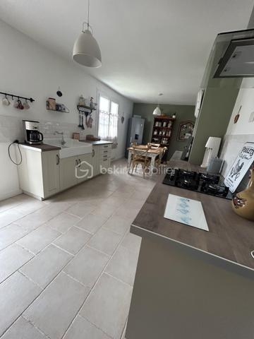 Plongez dans le charme de cette maison de 151 m² construite en 1970. Parfaitement située en cœur urbain, elle promet un mode de vie dynamique tout en conservant une intimité précieuse avec sa terrasse et ses parkings privés.

Cette maison de 7 pièces, bien entretenue, dispose d'une cave pratique. L'absence de travaux à prévoir vous permet de profiter immédiatement de ses espaces accueillants et bien conçus.

Sa localisation centrale vous permet un accès aisé aux commerces, services et écoles, enrichissant ainsi votre quotidien.