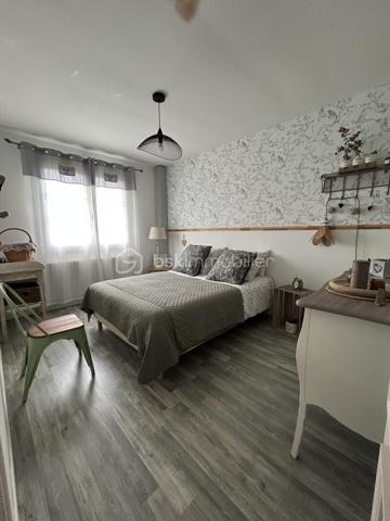 Plongez dans le charme de cette maison de 151 m² construite en 1970. Parfaitement située en cœur urbain, elle promet un mode de vie dynamique tout en conservant une intimité précieuse avec sa terrasse et ses parkings privés.

Cette maison de 7 pièces, bien entretenue, dispose d'une cave pratique. L'absence de travaux à prévoir vous permet de profiter immédiatement de ses espaces accueillants et bien conçus.

Sa localisation centrale vous permet un accès aisé aux commerces, services et écoles, enrichissant ainsi votre quotidien.