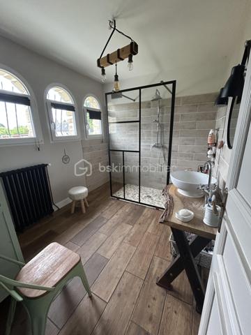 Plongez dans le charme de cette maison de 151 m² construite en 1970. Parfaitement située en cœur urbain, elle promet un mode de vie dynamique tout en conservant une intimité précieuse avec sa terrasse et ses parkings privés.

Cette maison de 7 pièces, bien entretenue, dispose d'une cave pratique. L'absence de travaux à prévoir vous permet de profiter immédiatement de ses espaces accueillants et bien conçus.

Sa localisation centrale vous permet un accès aisé aux commerces, services et écoles, enrichissant ainsi votre quotidien.