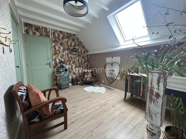 Plongez dans le charme de cette maison de 151 m² construite en 1970. Parfaitement située en cœur urbain, elle promet un mode de vie dynamique tout en conservant une intimité précieuse avec sa terrasse et ses parkings privés.

Cette maison de 7 pièces, bien entretenue, dispose d'une cave pratique. L'absence de travaux à prévoir vous permet de profiter immédiatement de ses espaces accueillants et bien conçus.

Sa localisation centrale vous permet un accès aisé aux commerces, services et écoles, enrichissant ainsi votre quotidien.