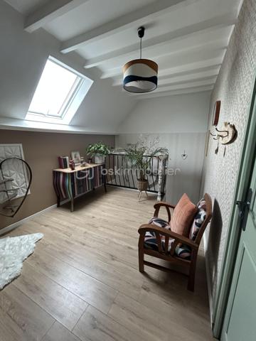 Plongez dans le charme de cette maison de 151 m² construite en 1970. Parfaitement située en cœur urbain, elle promet un mode de vie dynamique tout en conservant une intimité précieuse avec sa terrasse et ses parkings privés.

Cette maison de 7 pièces, bien entretenue, dispose d'une cave pratique. L'absence de travaux à prévoir vous permet de profiter immédiatement de ses espaces accueillants et bien conçus.

Sa localisation centrale vous permet un accès aisé aux commerces, services et écoles, enrichissant ainsi votre quotidien.