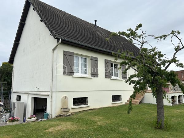 Plongez dans le charme de cette maison de 151 m² construite en 1970. Parfaitement située en cœur urbain, elle promet un mode de vie dynamique tout en conservant une intimité précieuse avec sa terrasse et ses parkings privés.

Cette maison de 7 pièces, bien entretenue, dispose d'une cave pratique. L'absence de travaux à prévoir vous permet de profiter immédiatement de ses espaces accueillants et bien conçus.

Sa localisation centrale vous permet un accès aisé aux commerces, services et écoles, enrichissant ainsi votre quotidien.