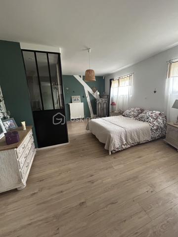 Plongez dans le charme de cette maison de 151 m² construite en 1970. Parfaitement située en cœur urbain, elle promet un mode de vie dynamique tout en conservant une intimité précieuse avec sa terrasse et ses parkings privés.

Cette maison de 7 pièces, bien entretenue, dispose d'une cave pratique. L'absence de travaux à prévoir vous permet de profiter immédiatement de ses espaces accueillants et bien conçus.

Sa localisation centrale vous permet un accès aisé aux commerces, services et écoles, enrichissant ainsi votre quotidien.