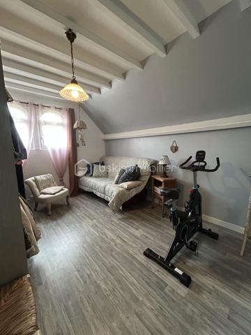 Plongez dans le charme de cette maison de 151 m² construite en 1970. Parfaitement située en cœur urbain, elle promet un mode de vie dynamique tout en conservant une intimité précieuse avec sa terrasse et ses parkings privés.

Cette maison de 7 pièces, bien entretenue, dispose d'une cave pratique. L'absence de travaux à prévoir vous permet de profiter immédiatement de ses espaces accueillants et bien conçus.

Sa localisation centrale vous permet un accès aisé aux commerces, services et écoles, enrichissant ainsi votre quotidien.
