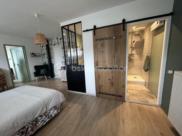 Plongez dans le charme de cette maison de 151 m² construite en 1970. Parfaitement située en cœur urbain, elle promet un mode de vie dynamique tout en conservant une intimité précieuse avec sa terrasse et ses parkings privés.

Cette maison de 7 pièces, bien entretenue, dispose d'une cave pratique. L'absence de travaux à prévoir vous permet de profiter immédiatement de ses espaces accueillants et bien conçus.

Sa localisation centrale vous permet un accès aisé aux commerces, services et écoles, enrichissant ainsi votre quotidien.