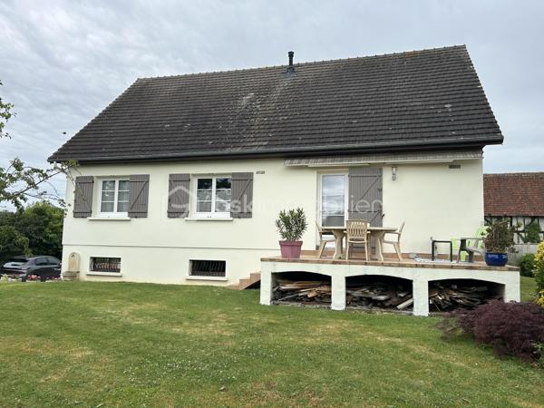 Plongez dans le charme de cette maison de 151 m² construite en 1970. Parfaitement située en cœur urbain, elle promet un mode de vie dynamique tout en conservant une intimité précieuse avec sa terrasse et ses parkings privés.

Cette maison de 7 pièces, bien entretenue, dispose d'une cave pratique. L'absence de travaux à prévoir vous permet de profiter immédiatement de ses espaces accueillants et bien conçus.

Sa localisation centrale vous permet un accès aisé aux commerces, services et écoles, enrichissant ainsi votre quotidien.