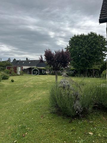 Plongez dans le charme de cette maison de 151 m² construite en 1970. Parfaitement située en cœur urbain, elle promet un mode de vie dynamique tout en conservant une intimité précieuse avec sa terrasse et ses parkings privés.

Cette maison de 7 pièces, bien entretenue, dispose d'une cave pratique. L'absence de travaux à prévoir vous permet de profiter immédiatement de ses espaces accueillants et bien conçus.

Sa localisation centrale vous permet un accès aisé aux commerces, services et écoles, enrichissant ainsi votre quotidien.
