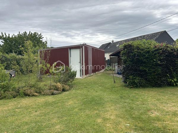 Plongez dans le charme de cette maison de 151 m² construite en 1970. Parfaitement située en cœur urbain, elle promet un mode de vie dynamique tout en conservant une intimité précieuse avec sa terrasse et ses parkings privés.

Cette maison de 7 pièces, bien entretenue, dispose d'une cave pratique. L'absence de travaux à prévoir vous permet de profiter immédiatement de ses espaces accueillants et bien conçus.

Sa localisation centrale vous permet un accès aisé aux commerces, services et écoles, enrichissant ainsi votre quotidien.