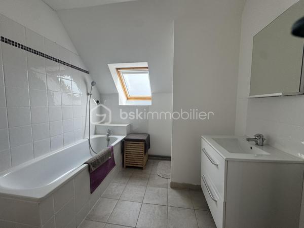 MAISON FAMILIALE 3 CHAMBRES – SOUS-SOL TOTAL – PROCHE GARE ET COMMODITÉS

Fabien CHARLES - BSK Immobilier vous propose cette agréable maison individuelle construite en 2007, idéalement située sur l'axe Clermont - Amiens, dans un environnement calme et recherché.

Vous bénéficierez d'une situation privilégiée à proximité immédiate des commerces, écoles et transports. La gare SNCF, accessible en seulement 10 minutes à pied, permet de rejoindre Paris-Nord en 35 minutes. La future liaison directe vers Roissy prévue à l'horizon 2028 constitue également un véritable atout pour l'avenir.

Édifiée sur sous-sol total, cette maison d'environ 100 m² offre des prestations de qualité et un agencement parfaitement adapté à la vie de famille.

Au rez-de-chaussée, une entrée dessert un vaste espace de vie lumineux comprenant salon, séjour et cuisine ouverte entièrement équipée et aménagée. Cet espace convivial s'ouvre directement sur une terrasse d'environ 30 m² donnant sur le jardin, à l'abri des regards. Ce niveau dispose également d'un WC indépendant ainsi que d'un garage attenant.

À l'étage, un palier dessert trois chambres aux beaux volumes, dont une suite parentale de plus de 20 m² comprenant dressing et salle d'eau privative. Une salle de bains avec WC complète cet espace nuit.

Les plus du bien :

Maison individuelle non mitoyenne
Sous-sol total
Aucun travaux à prévoir
Plancher chauffant au rez-de-chaussée
Conduit existant pour l'installation d'un poêle
Double vitrage PVC
Fibre optique
Terrasse et jardin sans vis-à-vis
Secteur calme et proche de toutes les commodités

Une maison clé en main offrant confort, fonctionnalité et qualité de vie dans un secteur particulièrement recherché.

Pour plus d'informations ou organiser une visite, contactez-moi dès maintenant !!!