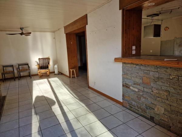 Grande maison située dans un charmant village. Maison de type 6 avec deux appartements indépendants de type 2.