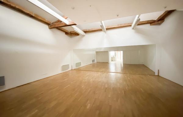 Maison dans cour calme de 126 m2.  Local commercial, 75017