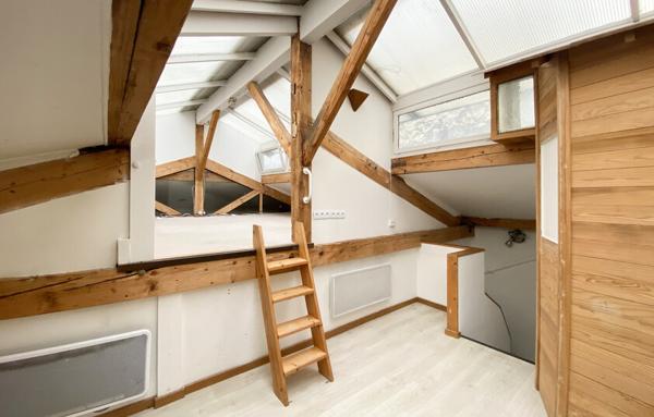 Maison dans cour calme de 126 m2.  Local commercial, 75017