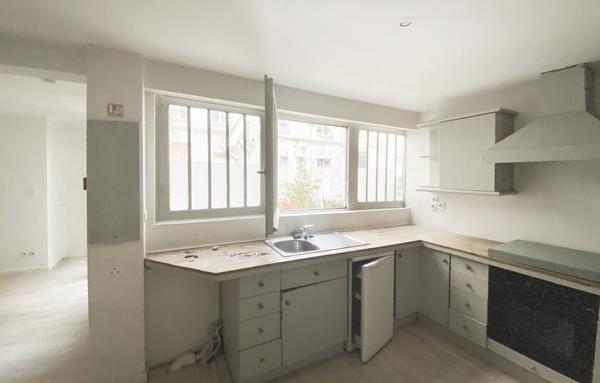 Maison dans cour calme de 126 m2.  Local commercial, 75017