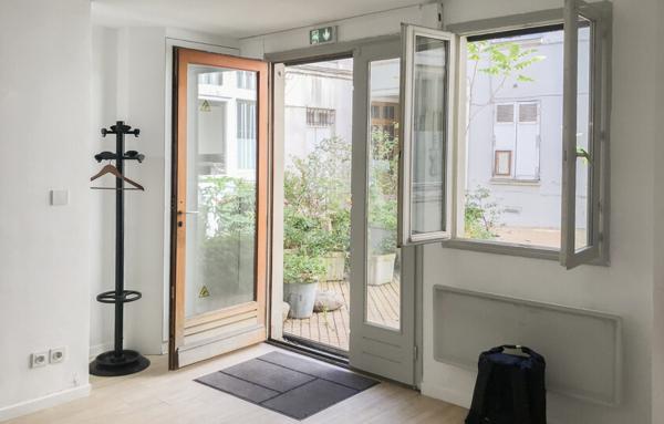 Maison dans cour calme de 126 m2.  Local commercial, 75017