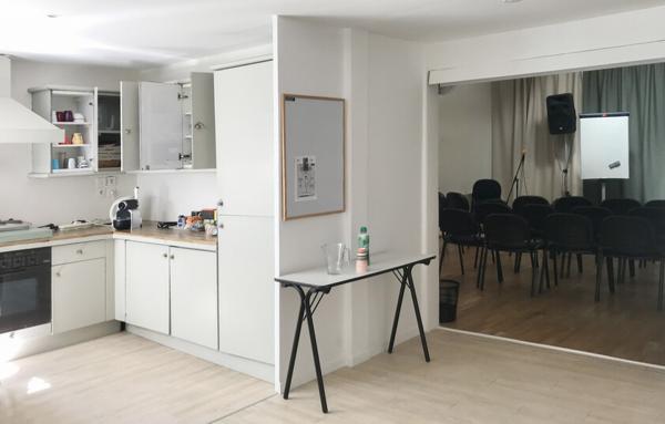 Maison dans cour calme de 126 m2.  Local commercial, 75017