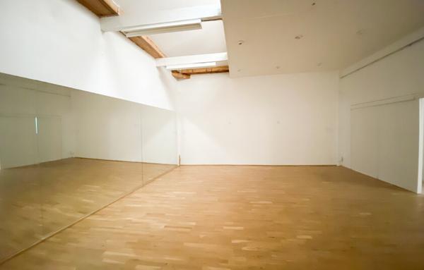 Maison dans cour calme de 126 m2.  Local commercial, 75017