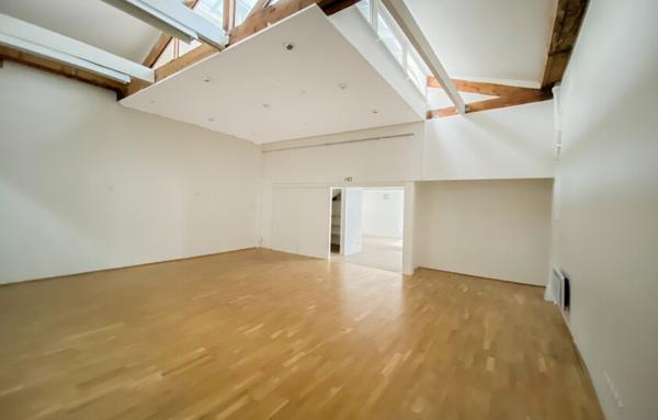 Maison dans cour calme de 126 m2.  Local commercial, 75017