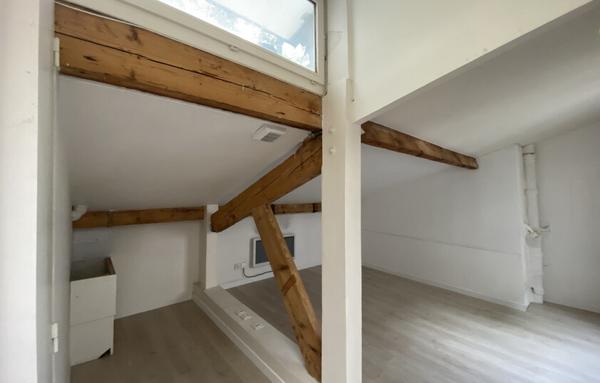 Maison dans cour calme de 126 m2.  Local commercial, 75017