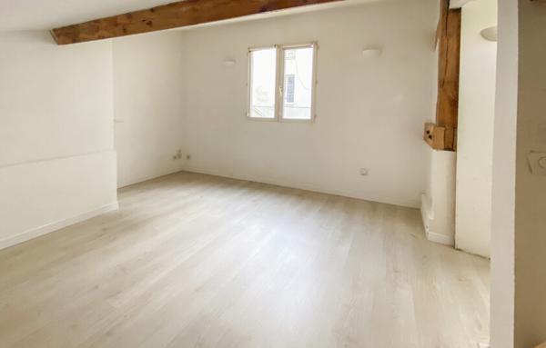 Maison dans cour calme de 126 m2.  Local commercial, 75017