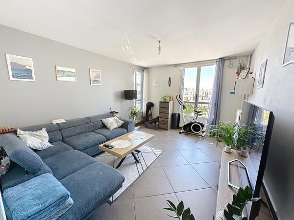 Appartement 3 pièce(s) 72 m² avec extérieur, deux chambres, stationnement libre, avec une cave.