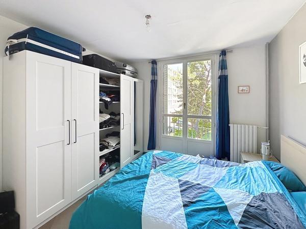 Appartement 3 pièce(s) 72 m² avec extérieur, deux chambres, stationnement libre, avec une cave.