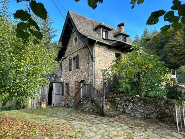 RARE:  Moulin auvergnat authentique au bord d'un ruisseau.