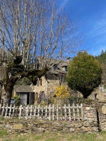 RARE:  Moulin auvergnat authentique au bord d'un ruisseau.