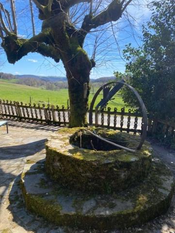 RARE:  Moulin auvergnat authentique au bord d'un ruisseau.