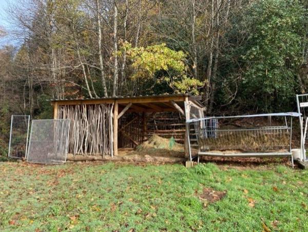 RARE:  Moulin auvergnat authentique au bord d'un ruisseau.