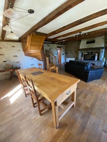 RARE:  Moulin auvergnat authentique au bord d'un ruisseau.