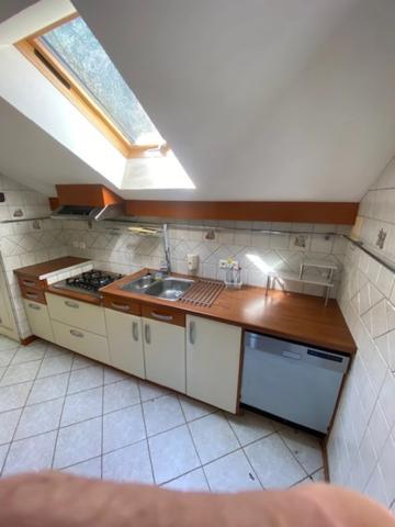 RARE:  Moulin auvergnat authentique au bord d'un ruisseau.