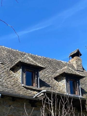 RARE:  Moulin auvergnat authentique au bord d'un ruisseau.