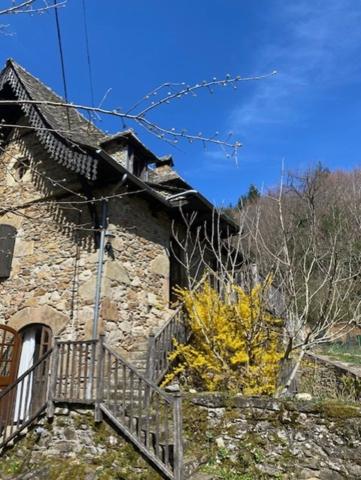 RARE:  Moulin auvergnat authentique au bord d'un ruisseau.