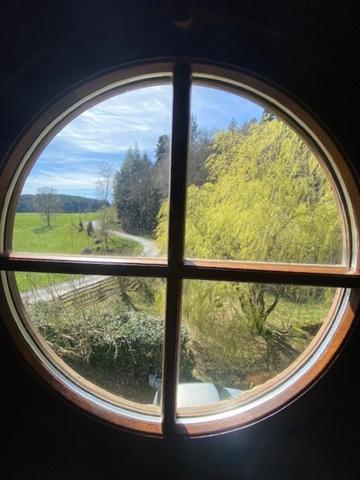 RARE:  Moulin auvergnat authentique au bord d'un ruisseau.
