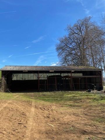 RARE:  Moulin auvergnat authentique au bord d'un ruisseau.